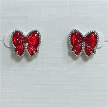 Lade das Bild in den Galerie-Viewer, Bow Stud Earrings in Carved Mother-of-Pearl, For Party Fashion Jewelry Gift Idea