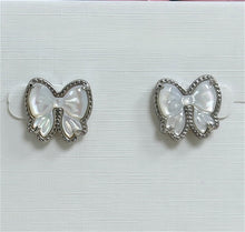 Lade das Bild in den Galerie-Viewer, Bow Stud Earrings in Carved Mother-of-Pearl, For Party Fashion Jewelry Gift Idea