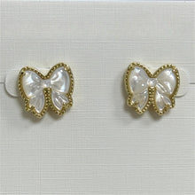 Lade das Bild in den Galerie-Viewer, Bow Stud Earrings in Carved Mother-of-Pearl, For Party Fashion Jewelry Gift Idea