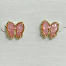 Lade das Bild in den Galerie-Viewer, Bow Stud Earrings in Carved Mother-of-Pearl, For Party Fashion Jewelry Gift Idea
