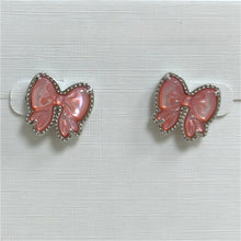 Lade das Bild in den Galerie-Viewer, Bow Stud Earrings in Carved Mother-of-Pearl, For Party Fashion Jewelry Gift Idea
