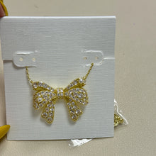 Carica l'immagine nel visualizzatore di Gallery, Elegant Bow Pendant Necklace in White Mix for Women, Fashion Jewelry Gift Idea
