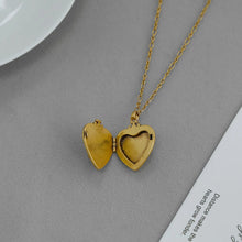 Carica l'immagine nel visualizzatore di Gallery, Vintage Apple Shape/Heart Locket Short Pendant Necklace in Red Kyocera Opal/Mother-of-Pearl,Fashion Jewelry, Unique Gifts
