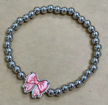 Carregar imagem no visualizador da galeria, Bow Stretch Bracelet in Carved Mother-of-Pearl, Reversible, Fashion Jewelry Gift Idea
