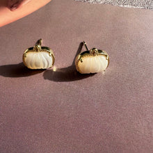 Charger l'image dans la galerie, Halloween Series Pumpkin in White Mother of Pearl Spooky Mood Stretch Bracelet/Stud Earrings, Fashion Jewelry, Unique Gifts
